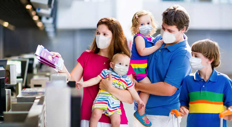 Familie Flughafen Maske Corona Foto iStock FamVeld.jpg